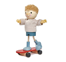 Tender Leaf Toys Edward & Skateboard für Puppenhaus
